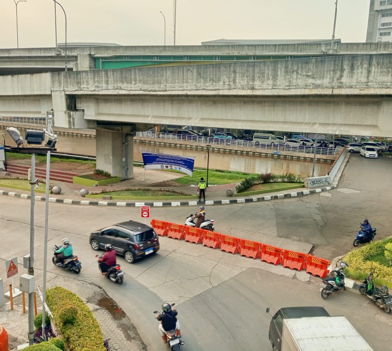 Banjir pergi meninggalkan jejak tanah untuk kami